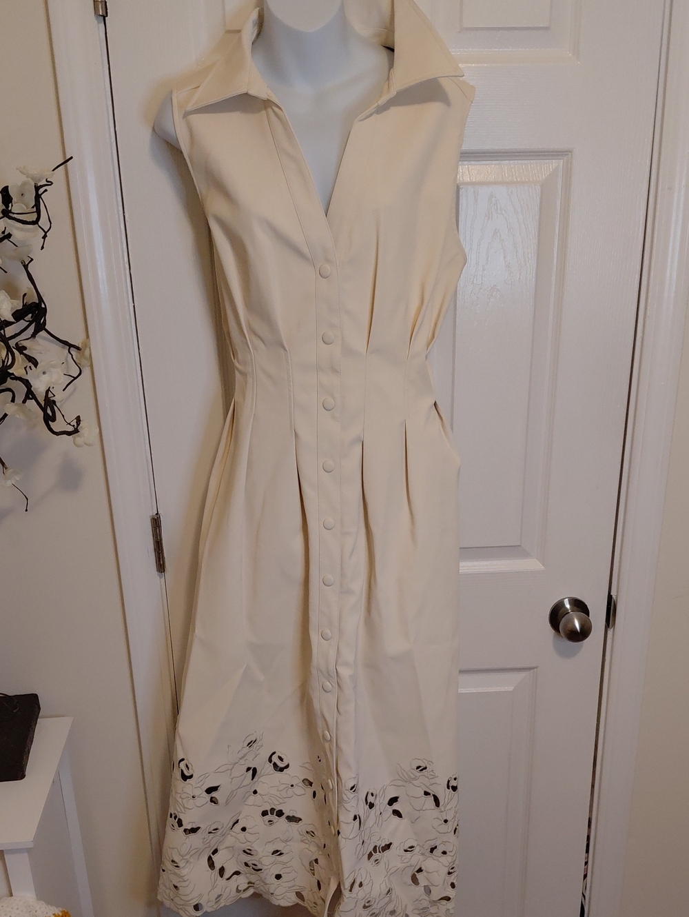 En Saison Cream Sleeveless Collared Button-Front Midi Dress with Embroidered Hem